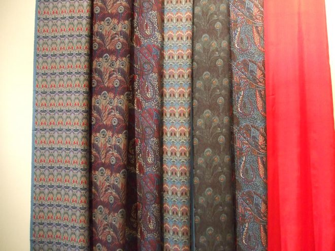 The three samples on the left show the block-printed silk before dyeing with madder. The fourth, fifth and sixth samples show the same fabric after overdyeing with madder. The unprinted silk on the right has been dyed with madder.